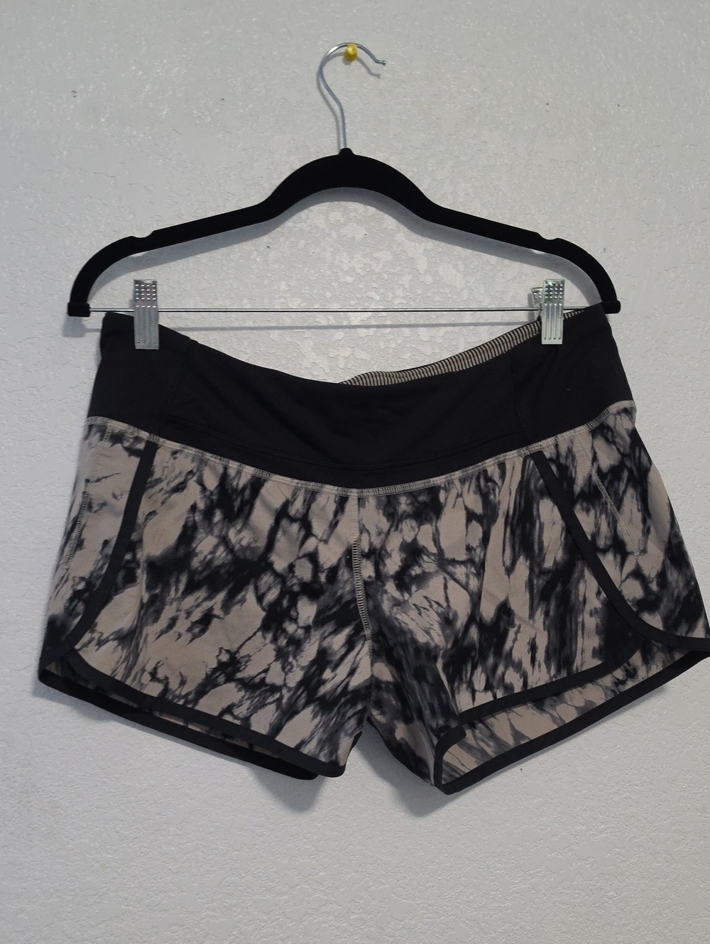 lululemon athletica Black & Cream Marble Tie-Dye Run Shorts